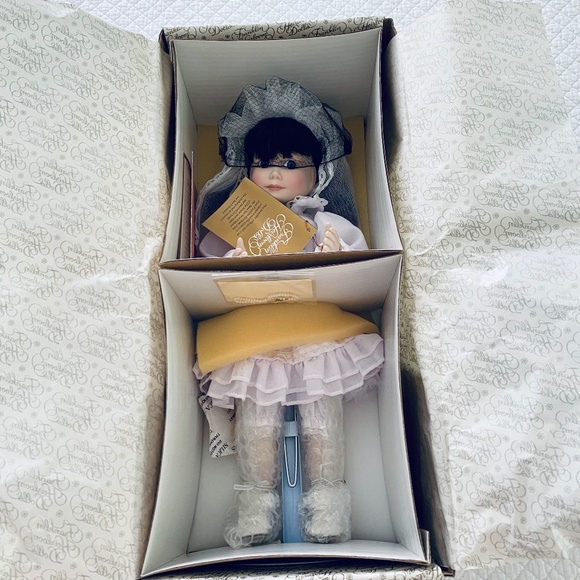 Franklin Heirloom First Holy Communion Collector Doll - Picture 3 of 6